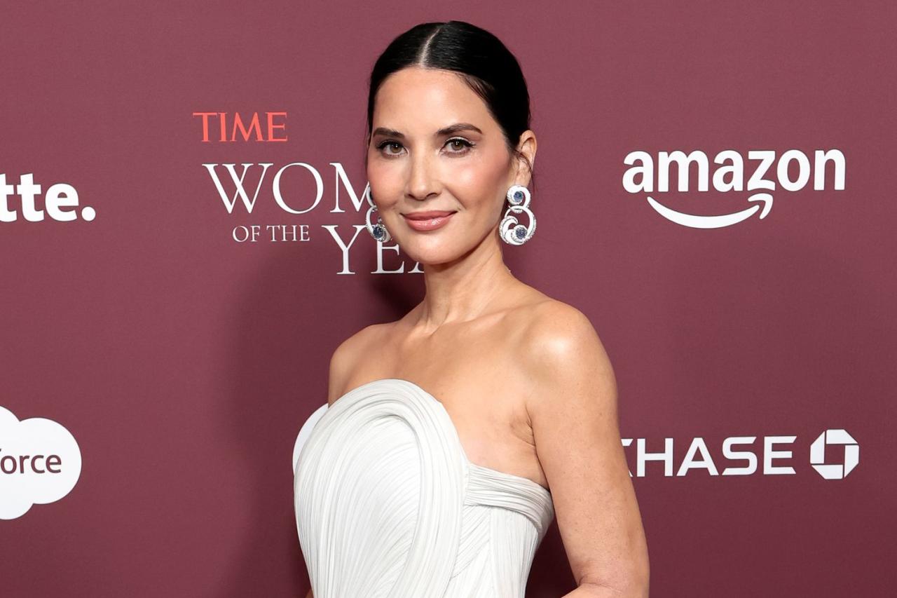 Munn montreal catching flight celebmafia hawtcelebs Olivia munn pans flight