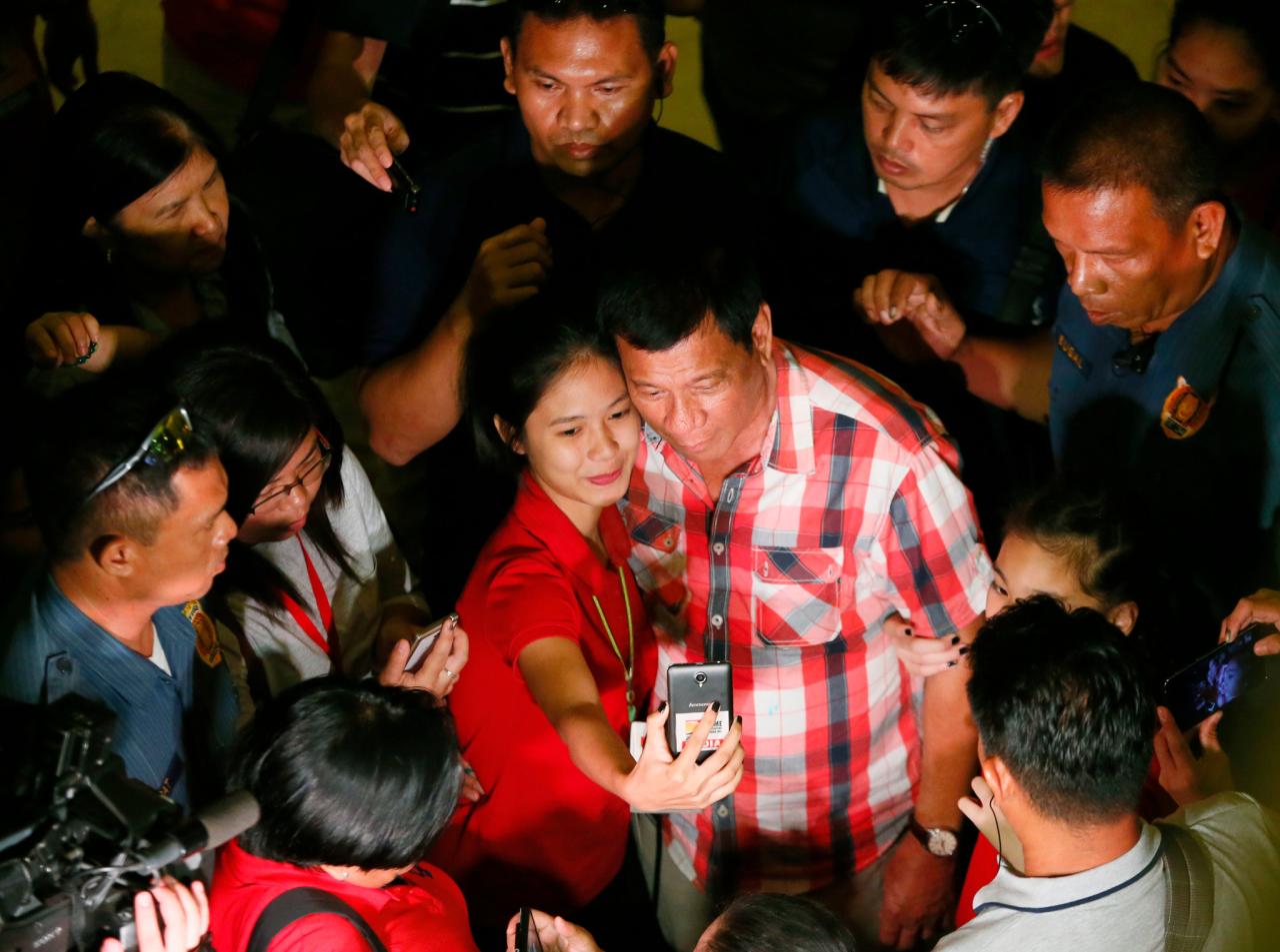 Ex philippines leader duterte taken to the hague to face charges