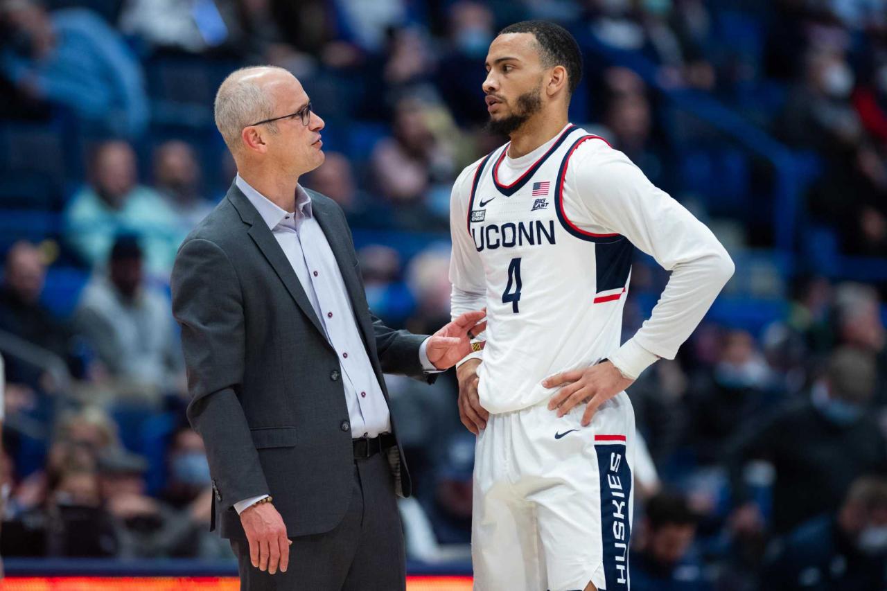 Favorite uconn joins 3 top seeds in womens final four