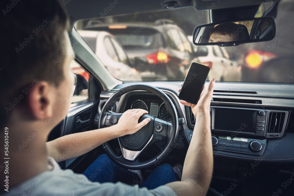 Man parked in middle of road throws things at drivers who honk at him